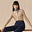 Cavalier en Formes 스카프 45, 보기: 이미지: 제품 착용 이미지, worn, 1개 중 3번째 보기