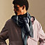Cheval a la Couverture Spirale scarf 100, View: Worn, worn, view 2 of 3