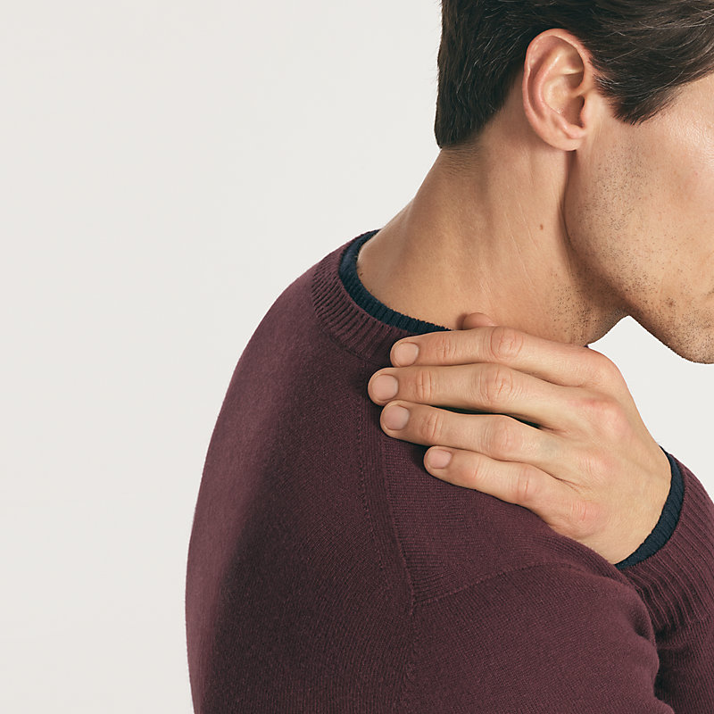 Color-finish round-neck sweater