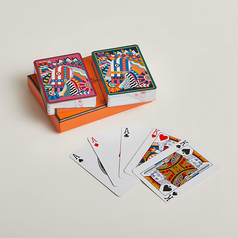 Um conjunto de cartas de jogo de amor em caixa de madeira, cartas