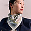 Della Cavalleria 45方巾, 檢視: 佩戴, worn, 檢視共1張圖片的第3張