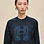 “Della Cavalleria” 레글런 슬리브 자수 장식 스웨트셔츠, 보기: 이미지: 제품 착용 이미지, worn, 4개 중 5번째 보기