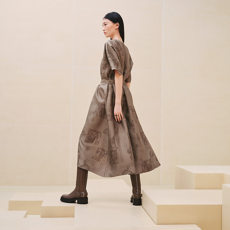 スカーフを纏うようHermesEn Desordre Finesseカフタンドレス en-desordre-finesse-belted-