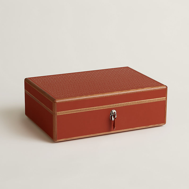 Caja de madera rectangular, tapa con esquinas redondeadas, cierre