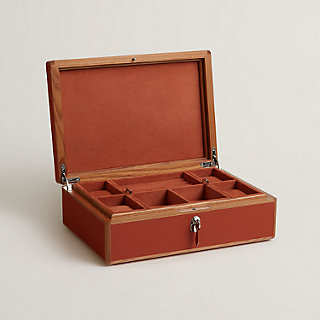 Caja de madera rectangular, tapa con esquinas redondeadas, cierre