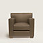 Fauteuil club Rééditions J.-M. Frank par Hermès, Vue: Vue portée, worn, vue 1 sur 2