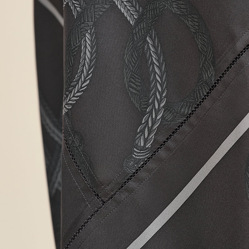 Fließender Rock mit diagonal angeordneten Stoffelementen und "Palefroi Remix"-Print