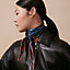 Foulard a rombo A Toute Berline!, Vista: Immagine prodotto indossato, worn, vista 1 su 3
