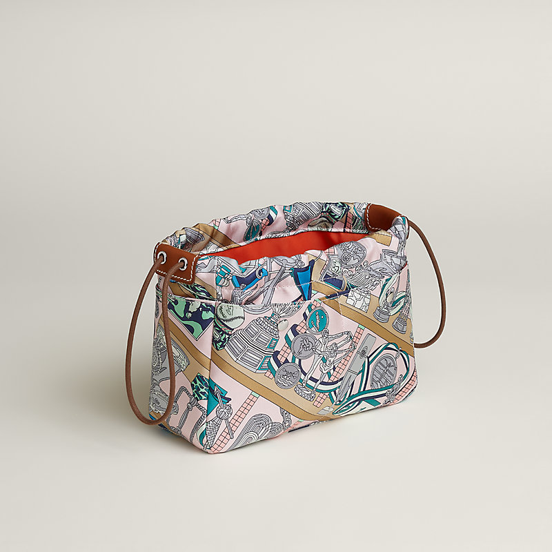 上質を持ち運ぶ HERMES Fourbi 20 pouch ポーチ Fourbi 20 pouch | Hermès Canada