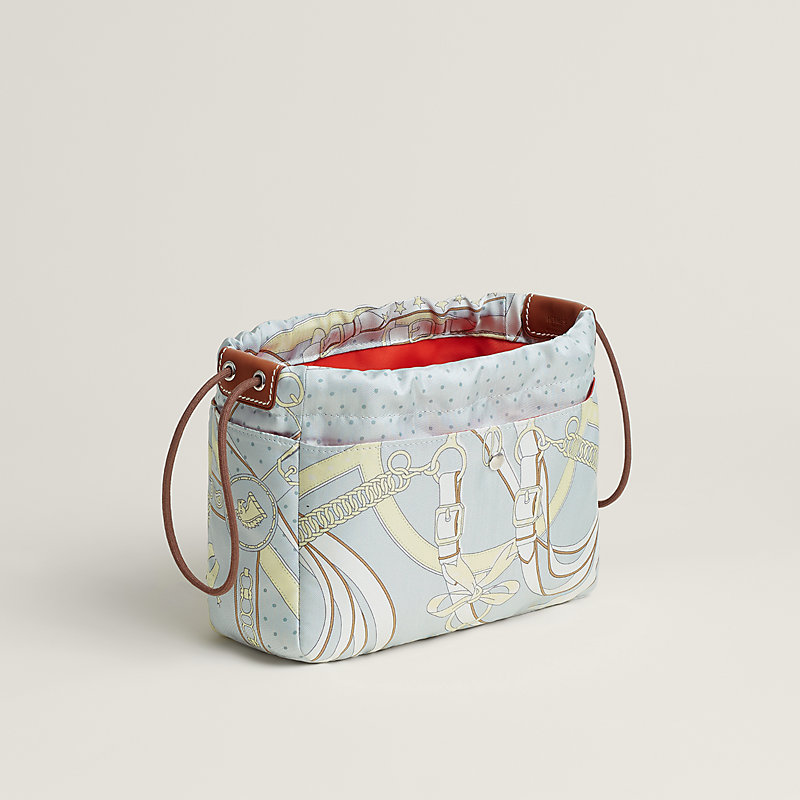 洗練されたエレガンスを纏う HERMES Fourbi 20 pouch ポーチ Fourbi 20 pouch | Hermès Mainland China