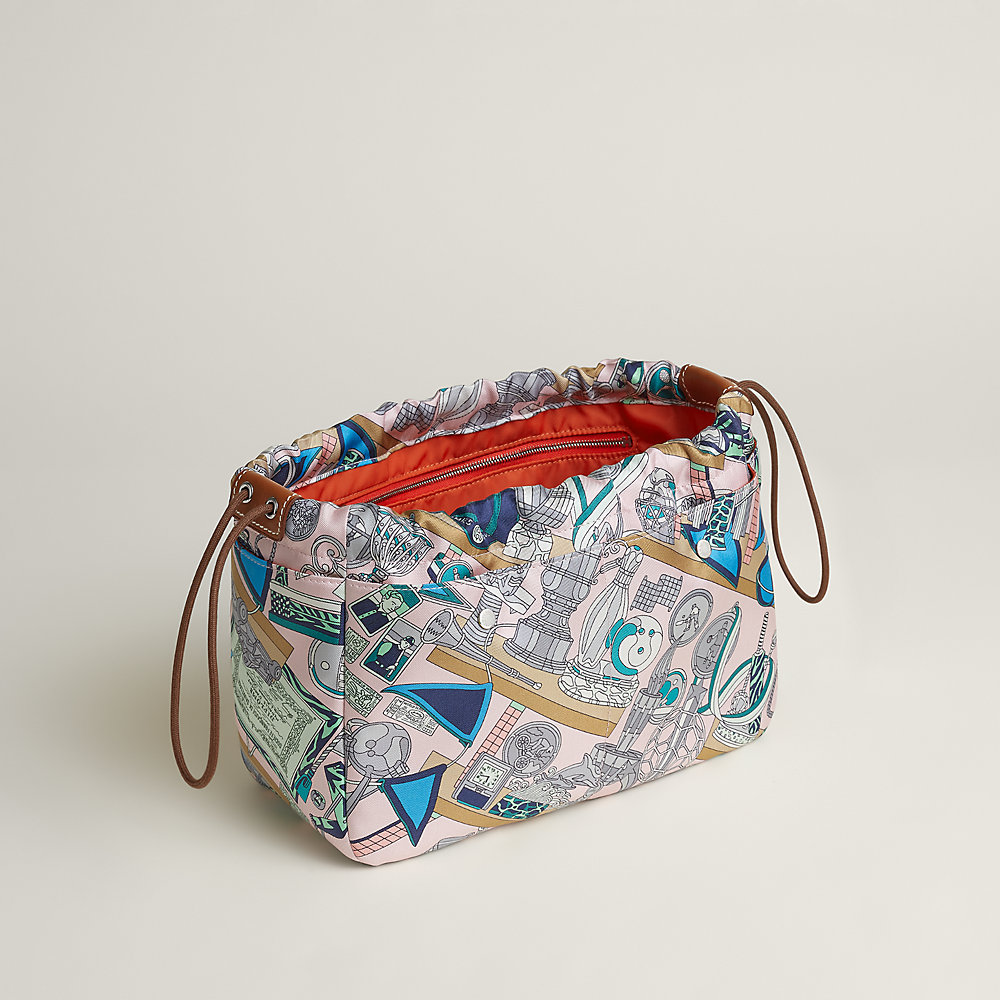 国内発送【可愛いBAG in BAG】HERMES ポーチ Fourbi 25 シルク Fourbi 25 pouch | Hermès Canada