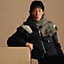 Graphique H 머플러, 보기: 이미지: 제품 착용 이미지, worn, 1개 중 3번째 보기