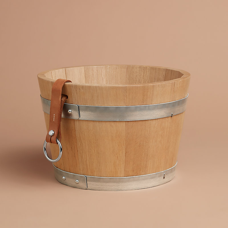 Groom stable bucket