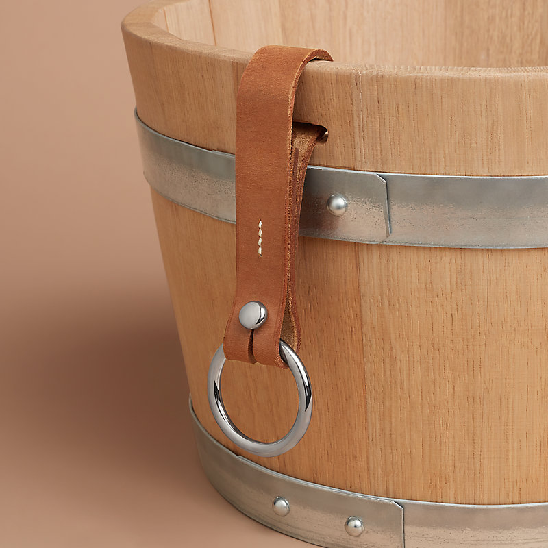 Groom stable bucket