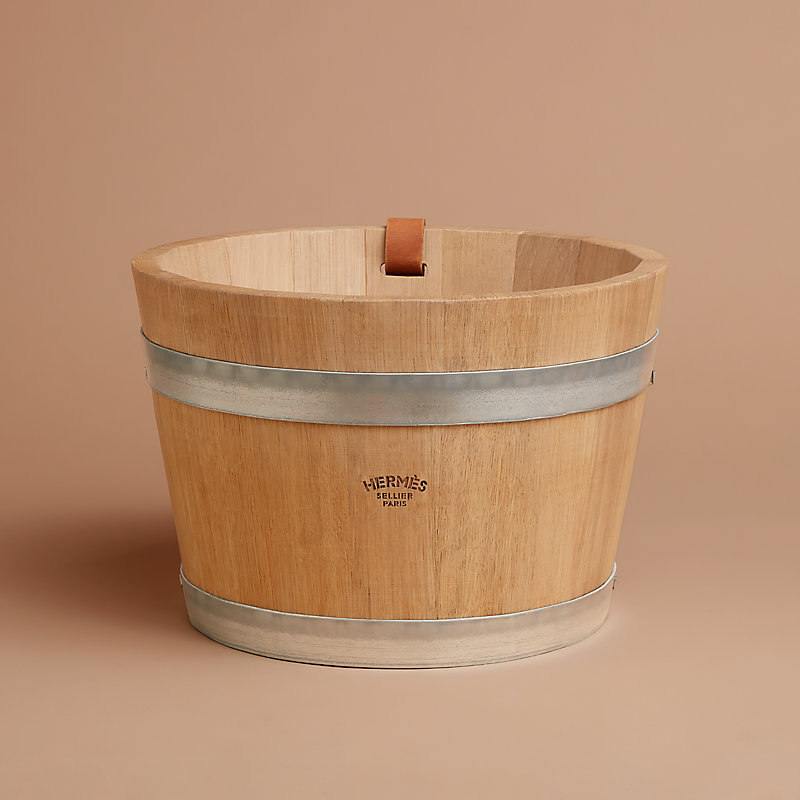 Groom stable bucket