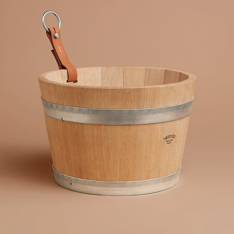 Groom stable bucket