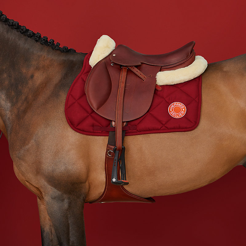 Как надевать седло. Седла Эрмес. Hermes Saddle Pad. Мягкое седло для лошади. Седло для конного поло.