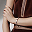 Hermès Clou d'H 브레이슬릿, 미디엄 모델, 보기: 이미지: 제품 착용 이미지, worn, 2개 중 3번째 보기