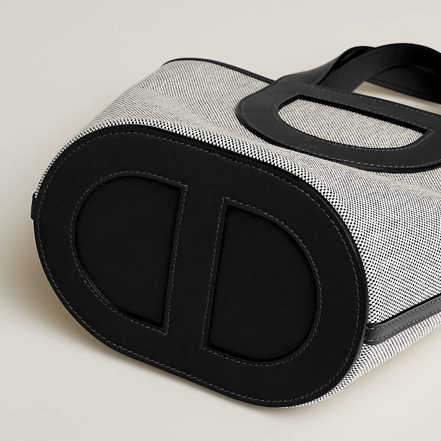 【底部のアクセントが素敵】HERMES In-the-Loop 18 バッグ hermes-in-the-loop-18-bag--