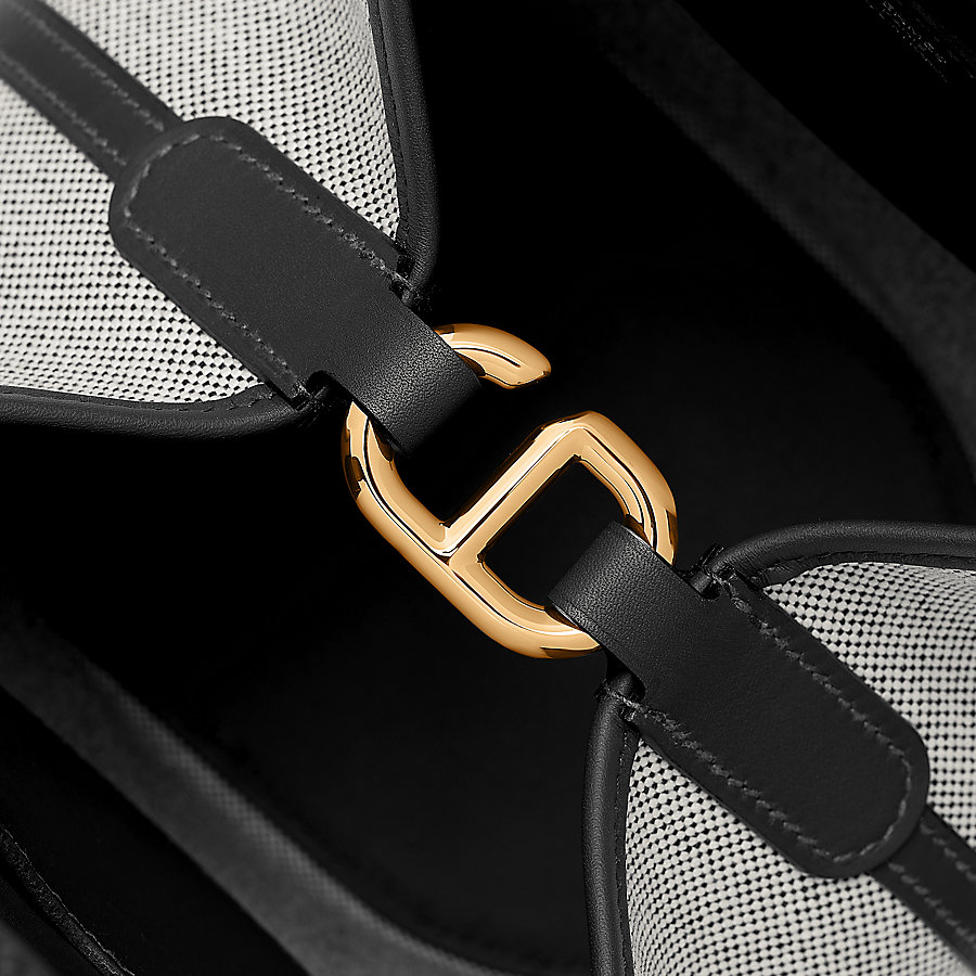 【底部のアクセントが素敵】HERMES In-the-Loop 18 バッグ hermes-in-the-loop-18-bag--