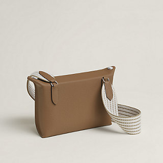 便利さとおしゃれの両立☆【HERMES】ショルダーバッグVIDEPOCHES Hermès Videpoches bag | Hermès USA