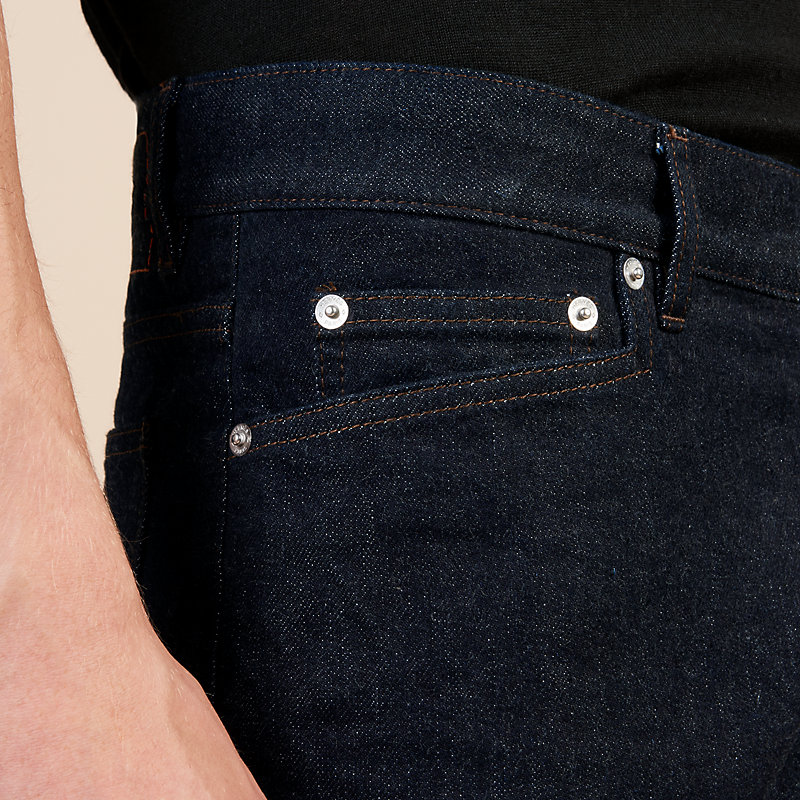 Jeans lavato con etichetta in pelle