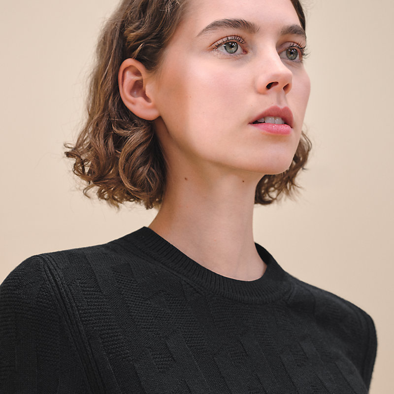 Langärmeliger Pullover mit "H"-Motiv