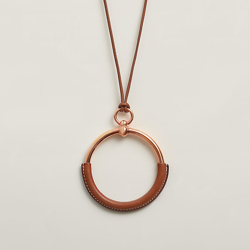 【ピンクカラーが大人な可愛い◎】HERMES Loop Medor pendant PM loop-pendant--072933CD09-worn-