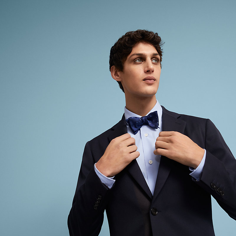 https://assets.hermes.com/is/image/hermesproduct/maillons-multicolores-bow-tie--849342T%2001-worn-2-0-0-800-800_g.jpg