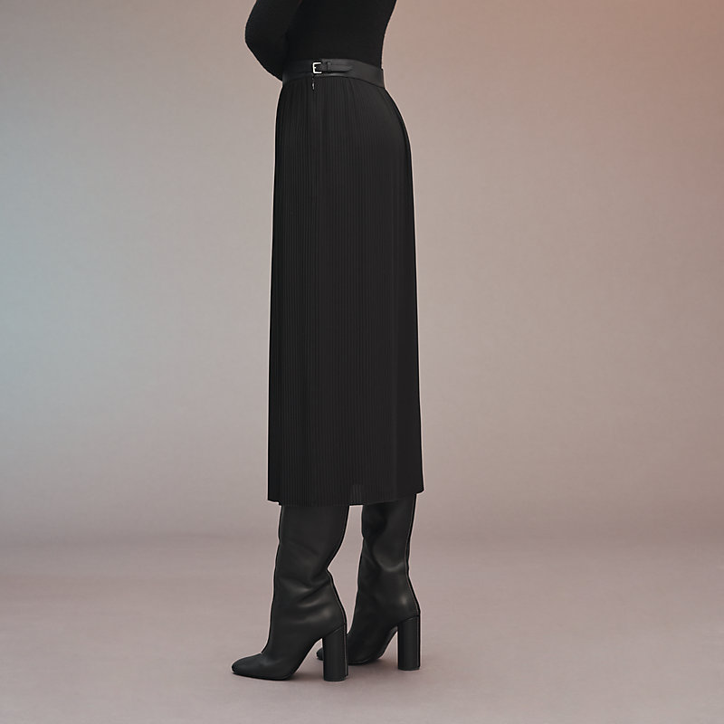Mid-length pleated skirt
