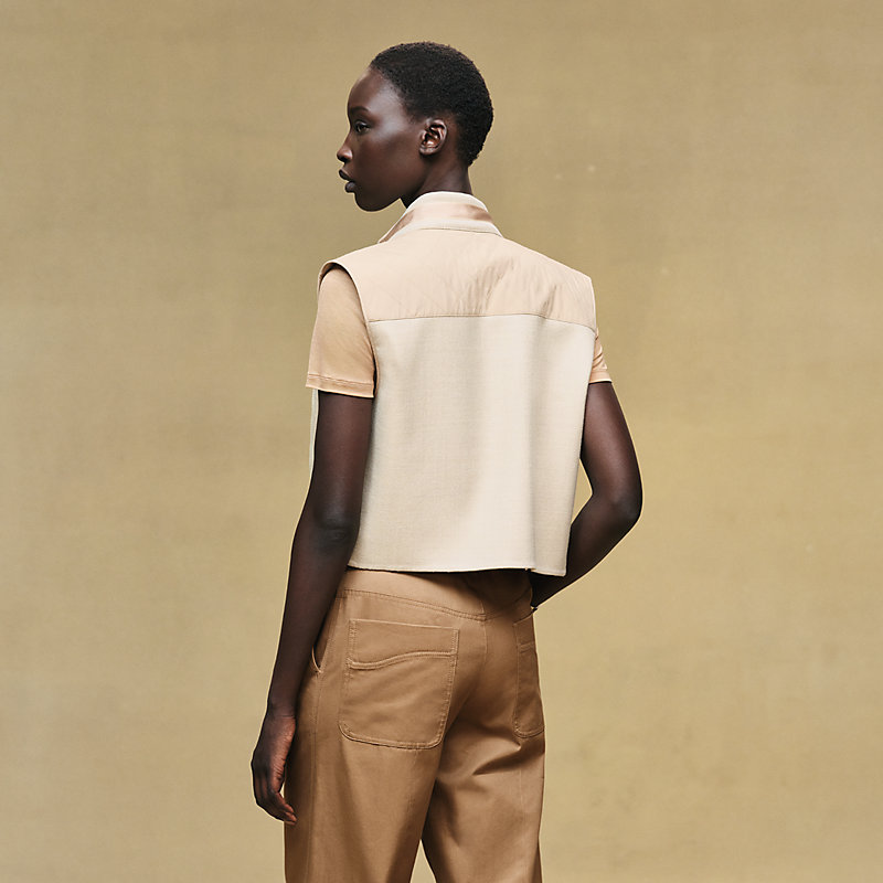 Mixed materials sleeveless jacket