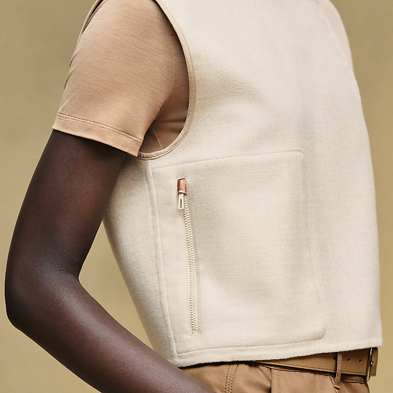 Mixed materials sleeveless jacket
