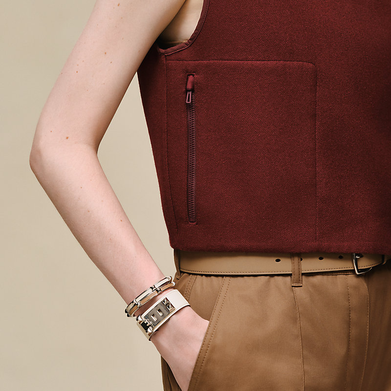 Mixed materials sleeveless jacket