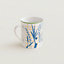 Mug A Walk in the Garden, Vue: Vue portée, worn, vue 3 sur 3