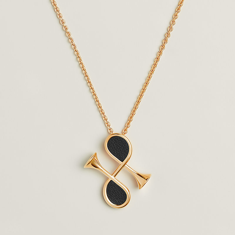 Pendentif Signé CORYSE SALOME PARIS - Rare, En Métal Doré, Carré, Avec Cordon, Occasion En Très Bon état