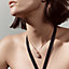 Pingente Amulettes Constance, Exibir: Sendo usado, worn, visualizar 2 de 4