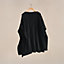 Rechteckig geschnittener Poncho Inspiration Cape mit "H"-Motiv, Ansicht: Getragene Ansicht, worn, Ansicht 1 von 8