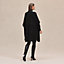 Rechteckig geschnittener Poncho Inspiration Cape mit "H"-Motiv, Ansicht: Getragene Ansicht, worn, Ansicht 3 von 8
