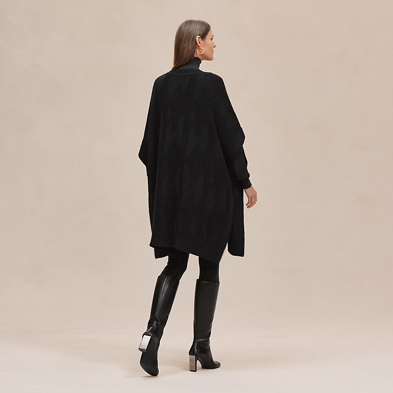 Rechteckig geschnittener Poncho Inspiration Cape mit "H"-Motiv