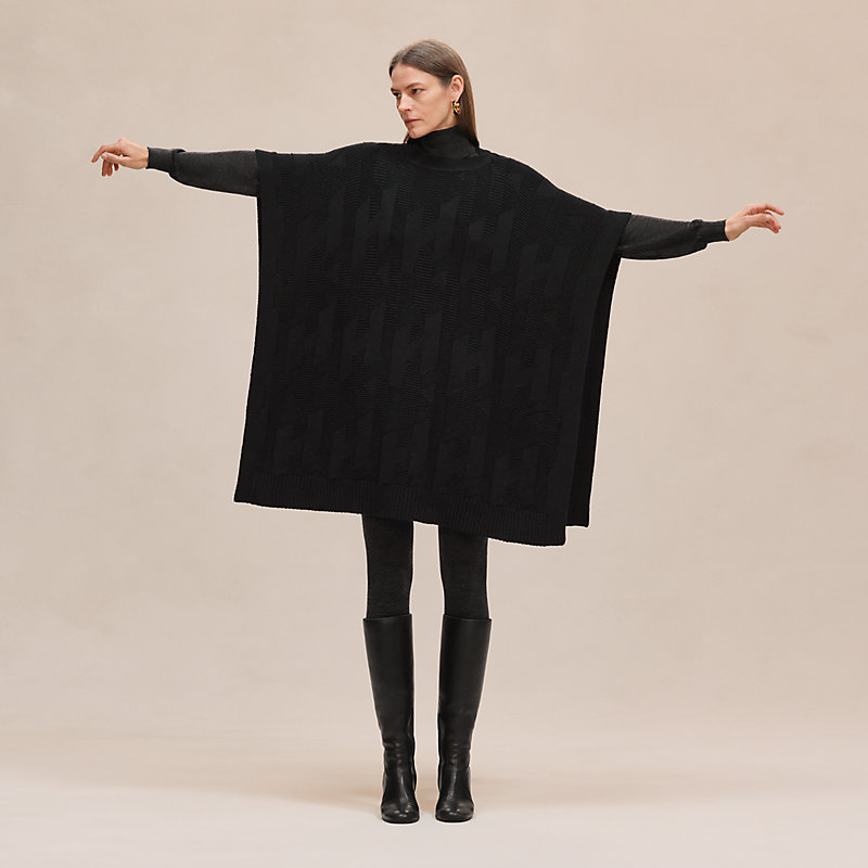 Rechteckig geschnittener Poncho Inspiration Cape mit "H"-Motiv