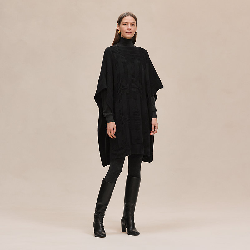 Rechteckig geschnittener Poncho Inspiration Cape mit "H"-Motiv