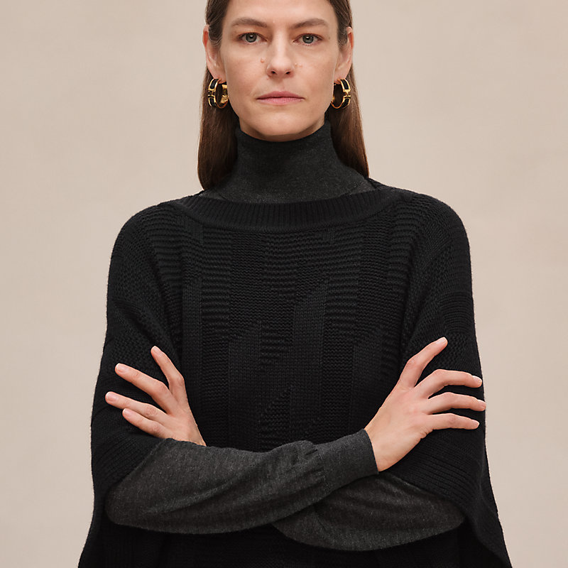 Rechteckig geschnittener Poncho Inspiration Cape mit "H"-Motiv