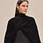 Rechteckig geschnittener Poncho Inspiration Cape mit "H"-Motiv, Ansicht: Getragene Ansicht, worn, Ansicht 7 von 8
