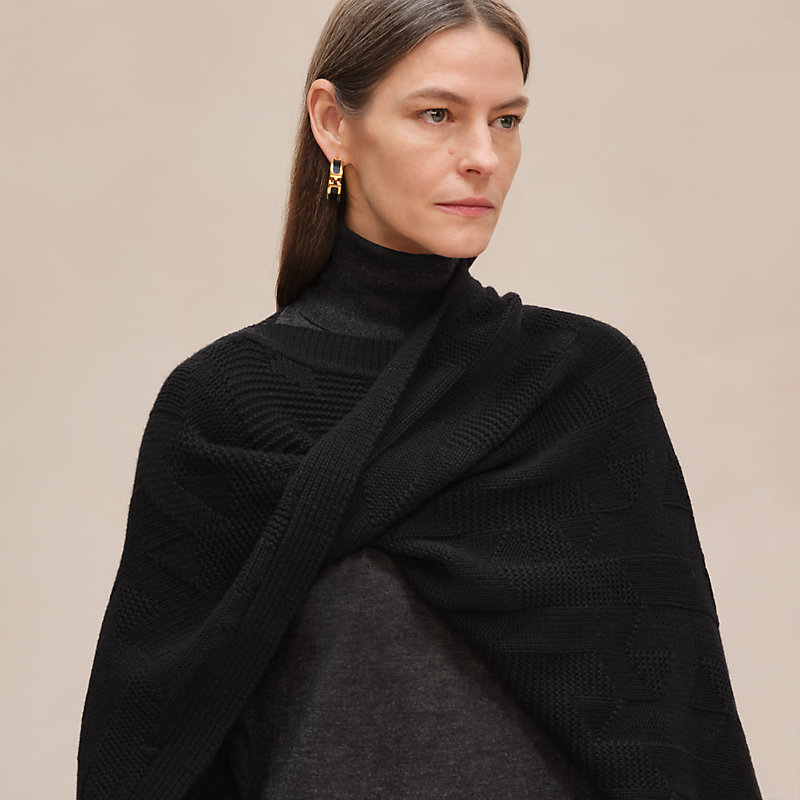 Rechteckig geschnittener Poncho Inspiration Cape mit "H"-Motiv