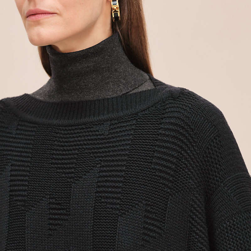 Rechteckig geschnittener Poncho Inspiration Cape mit "H"-Motiv