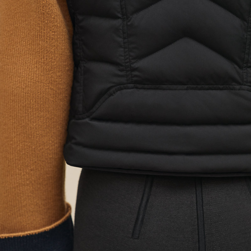 Reversible sleeveless jacket