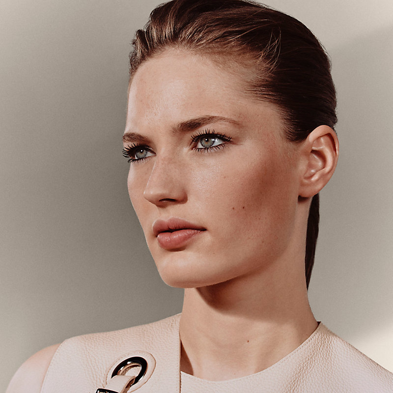 HERMES マスカラ　01 ノワール フュザン Revitalizing care mascara, Noir Fusain | Hermès USA