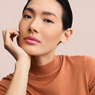 Hermès  Applying your Rose Hermès Silky Blush and rosy lip enhancer 