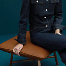 Vista: Ver artículo puesto, Silla "carré d'assise" Les Nécessaires d'Hermès, modelo alto