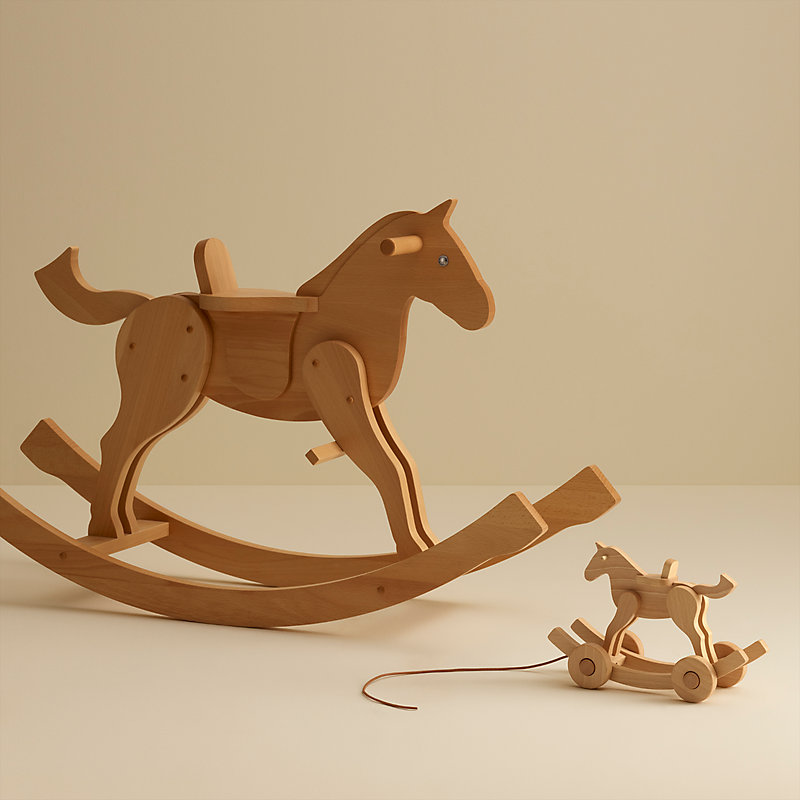 Spirit pull-along horse with rope